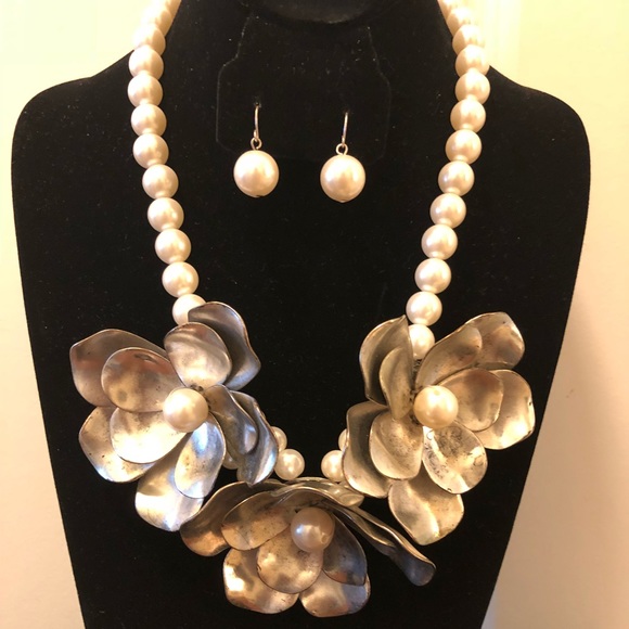 Unknown Jewelry - Beautiful Silver/Pearl Necklace/Earrings Set.